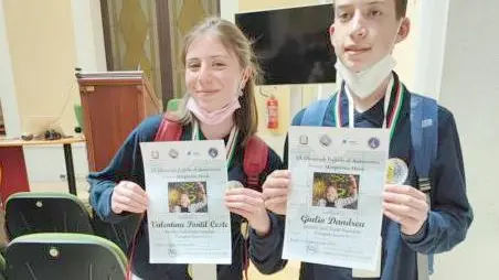 Valentina Pontil Ceste e Giulio Dandrea con i diplomi conquistati a Reggio Calabria