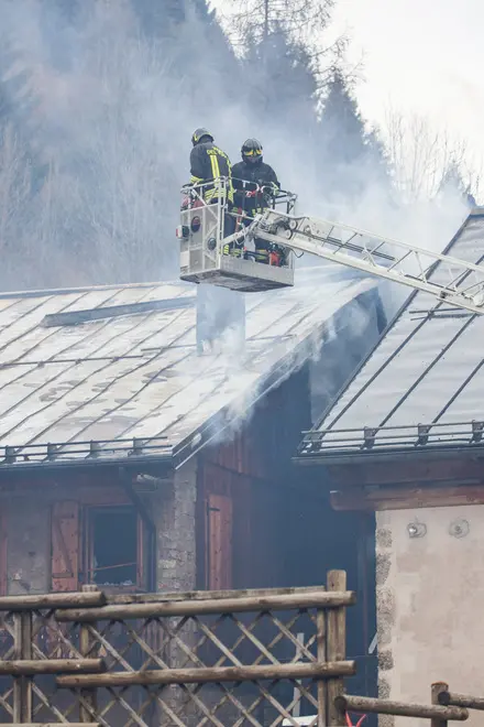 Incendio di una casa a Vallesella di Domegge di Cadore in via Piduel.