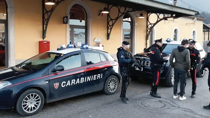 Controlli dei carabinieri di Feltre nella zona della stazione ferroviaria