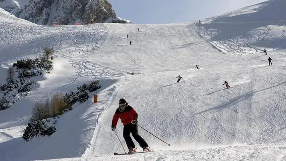 20091114 - CORTINA D'AMPEZZO - BELLUNO - LIF - TURISMO: PRIMO WEEKEND SCI A CORTINA, PISTE PRESE D'ASSALTO. Turisti mentre sciano sulle piste del Faloria a Cortina (Belluno) il 13 novembre 2009. ANSA/ANDREA SOLERO/DRN