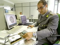 01/06/04 GUARDIA DI FINANZA, NUCLEO SPECIALE INVESTIGATIVO G.A.T., GRUPPO ANTICRIMINE TECNOLOGICO DURANTE UN'ATTIVITA' DI RICERCA .