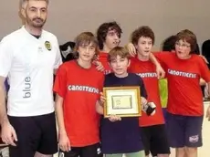 Sopra l’allenatore della Kiwi Sports Alessio Bortolini premia i ragazzini dell’Agordo vincitori del torneo di calcetto Sotto veduta della giornata conclusiva della rassegna “I colori dello sport” disputatasi alla Spes Arena di Belluno e alla quale hanno preso parte tanti ragazzini