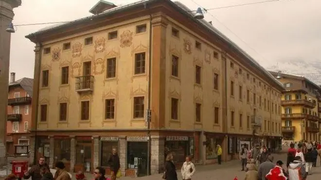 Cortina d'Ampezzo, Corso Italia. Municipio vecchio, uffici pubblici del Comune di Cortina d'Ampezzo
