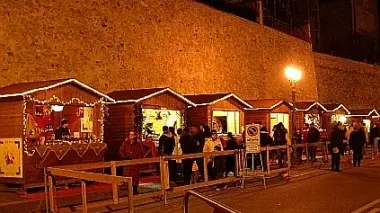 La folla che partecipò al capodanno con cenone in piazza Maggiore e i mercatini di Natale