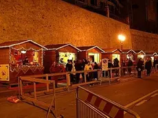 La folla che partecipò al capodanno con cenone in piazza Maggiore e i mercatini di Natale