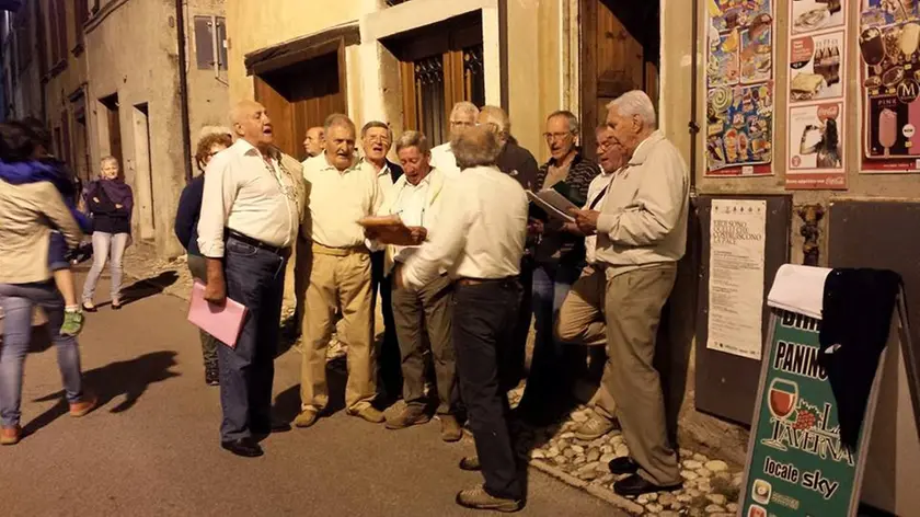 Gianni Lusa, al centro della foto, durante una esibizione con il coro Vece Voci diretto da Giovanni Perenzin