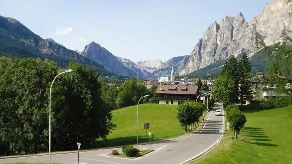 Via Guide Alpine a Cortina vista da sud, dove sorgerà la rotatoria