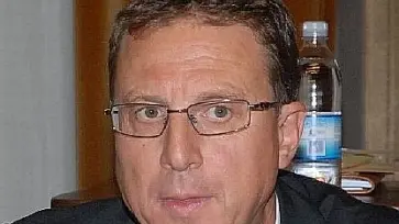 A sinistra l’assessore all’urbanistica Paolo Gamba a destra una veduta di un tratto della nuova viabilità interna realizzata a Cavarzano
