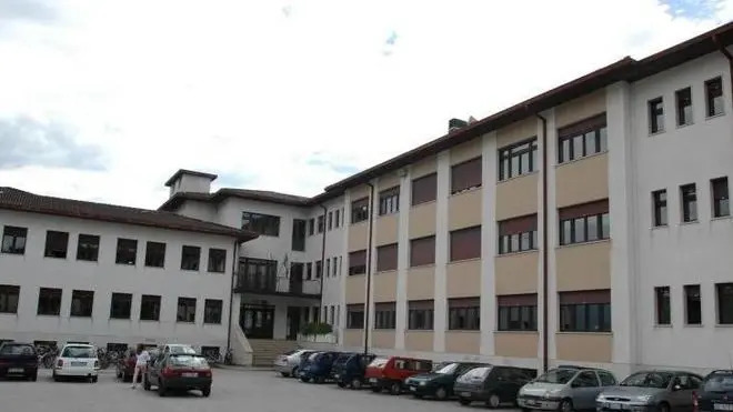 Belluno, 2004. La scuola media inferiore Ippolito Nievo. - La scuola Nievo