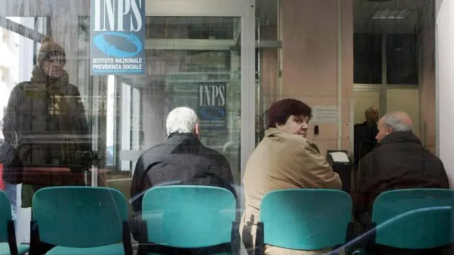 20060926 - ROMA -eco- FINANZIARIA: BOZZA, ARRIVA L'INPU, ENTE UNICO PREVIDENZA++SOPPRIME E ACCORPA INPS, INPDAP, INPOST, ENPALS E IPSEMA- Persone in attesa in un ufficio INPS di Napoli.Nella bozza della prossima Finanziaria e' prevista tra l'altro la nascita dell' Inpu , l'ente unico di previdenza che unifica cosi' le competenze di Inps, Inpdap, Inpost, Enpals e Ipsema.CIRO FUSCO / ANSA / PAt