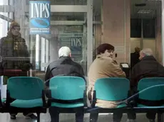 20060926 - ROMA -eco- FINANZIARIA: BOZZA, ARRIVA L'INPU, ENTE UNICO PREVIDENZA++SOPPRIME E ACCORPA INPS, INPDAP, INPOST, ENPALS E IPSEMA- Persone in attesa in un ufficio INPS di Napoli.Nella bozza della prossima Finanziaria e' prevista tra l'altro la nascita dell' Inpu , l'ente unico di previdenza che unifica cosi' le competenze di Inps, Inpdap, Inpost, Enpals e Ipsema.CIRO FUSCO / ANSA / PAt