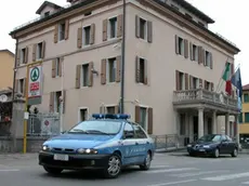 Una volante della polizia davanti alla questura di Belluno