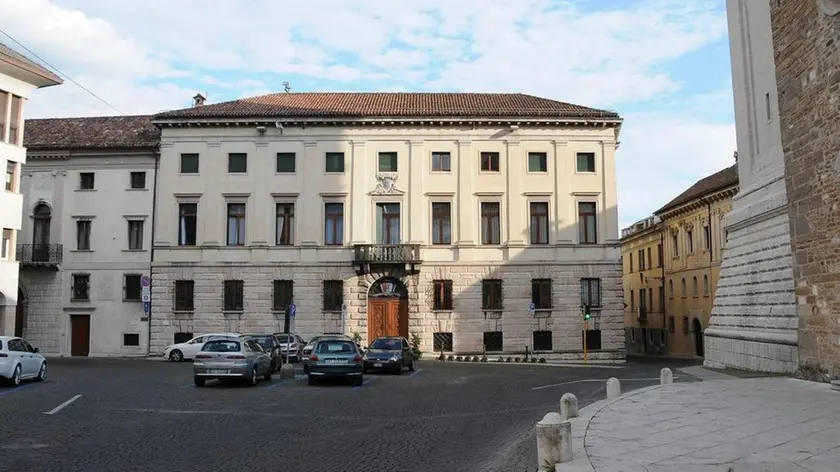 Palazzo Piloni, sede della Provincia di Belluno, senza le bandiere esposte - In alto la sede dell'ente a Palazzo Piloni A sinistra il consiglio provinciale che entro fine mese vota il bilancio