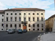 Palazzo Piloni, sede della Provincia di Belluno, senza le bandiere esposte - In alto la sede dell'ente a Palazzo Piloni A sinistra il consiglio provinciale che entro fine mese vota il bilancio