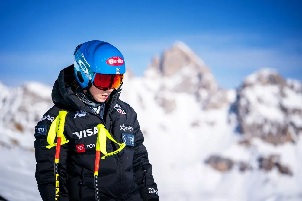 Ben due turni di allenamento in vista dei prossimi Mondiali di Courchevel mercoledì mattina 1 febbraio in Val di Fassa su LaVolata, Ski Area San Pellegrino, ormai riconosciuta come pista top della velocità mondiale. Allenamento prima di discesa alle prime luci dell’alba per le atlete norvegesi (Mowinckel e Kajsa Vickhoff Lie), insieme a loro le nostre Nadia e Nicol Delago e le statunitensi Breezy Johnson e Isabella Wright. A seguire, dopo la ritracciatura a cura dello staff tecnico italiano (presenti Gianluca Rulfi e Giovanni Feltrin), si sono presentate al cancelletto di partenza del tracciato di superG, Sofia Goggia, Mikaela Shiffrin e Alice Robinson. Una folla di fan appassionati ha atteso ad ogni giro queste tre regine dello sci alpino, che saranno sicuramente tra le protagoniste dei prossimi Campionati Mondiali nelle rispettive discipline. Grande entusiasmo come sempre per Sofia Goggia e anche per la regina incontrastata Mikaela Shiffrin. Giovedì continuano gli allenamenti sulle piste azzurre della Val di Fassa, con alcune velociste sempre su LaVolata, mentre altre atlete si alleneranno di gigante e speciale allo Ski Stadium a Pozza di Fassa. Foto di Ralf Brunel.