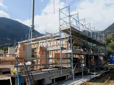 RIVA CANTIERI COSTRUZIONI CASE EDILIZIA ABITATIVA - Uno dei molti cantieri della Busa: si costruisce per un mercato bloccato da anni