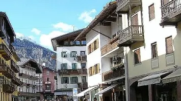 Uno scorcio del centro di Cortina Il capoluogo ampezzano si conferma anche nel 2009 il comune altobellunese col il reddito complessivo più alto