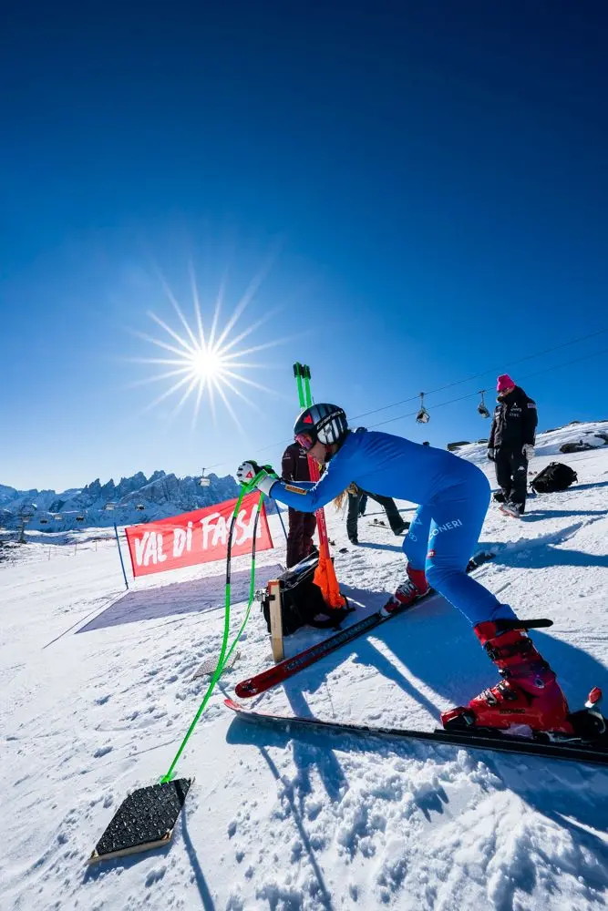 Ben due turni di allenamento in vista dei prossimi Mondiali di Courchevel mercoledì mattina 1 febbraio in Val di Fassa su LaVolata, Ski Area San Pellegrino, ormai riconosciuta come pista top della velocità mondiale. Allenamento prima di discesa alle prime luci dell’alba per le atlete norvegesi (Mowinckel e Kajsa Vickhoff Lie), insieme a loro le nostre Nadia e Nicol Delago e le statunitensi Breezy Johnson e Isabella Wright. A seguire, dopo la ritracciatura a cura dello staff tecnico italiano (presenti Gianluca Rulfi e Giovanni Feltrin), si sono presentate al cancelletto di partenza del tracciato di superG, Sofia Goggia, Mikaela Shiffrin e Alice Robinson. Una folla di fan appassionati ha atteso ad ogni giro queste tre regine dello sci alpino, che saranno sicuramente tra le protagoniste dei prossimi Campionati Mondiali nelle rispettive discipline. Grande entusiasmo come sempre per Sofia Goggia e anche per la regina incontrastata Mikaela Shiffrin. Giovedì continuano gli allenamenti sulle piste azzurre della Val di Fassa, con alcune velociste sempre su LaVolata, mentre altre atlete si alleneranno di gigante e speciale allo Ski Stadium a Pozza di Fassa. Foto di Ralf Brunel.