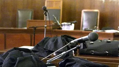 L’interno di un’aula di un tribunale: nuove contestazioni per bancarotta