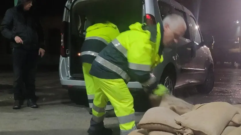 Distribuzione di sacchetti di sabbia anti allagamenti a Feltre