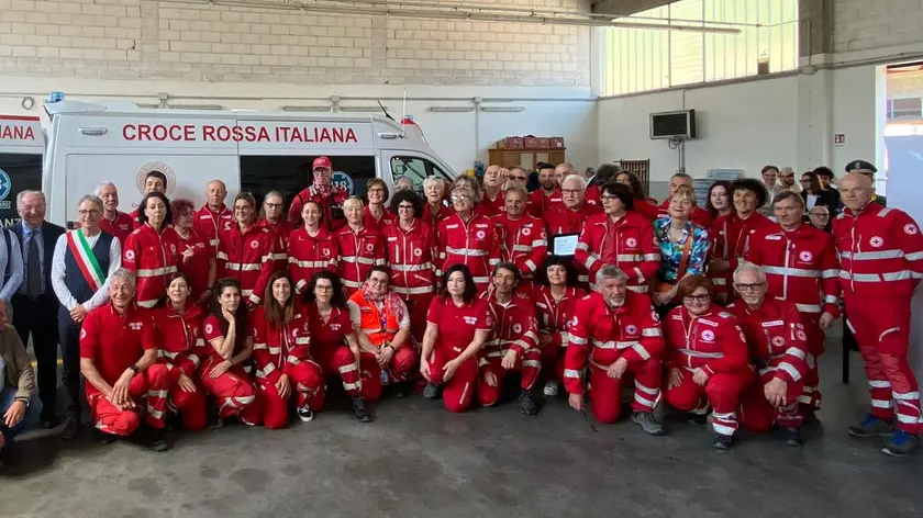 I volontari Cri davanti alla nuova ambulanza