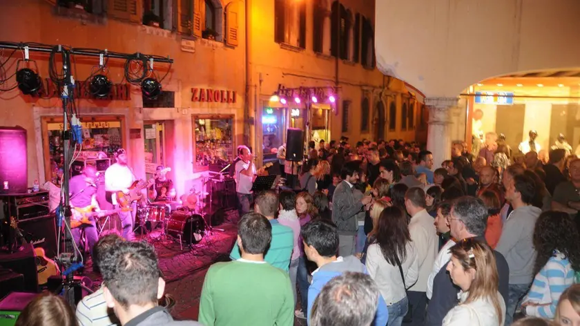 La notte rosa organizzata da Belluno la notte per festeggiare il passagio del giro d'Italia in città - l concerto dei Jpm all'Osteria Rialto in piazza delle Erbe