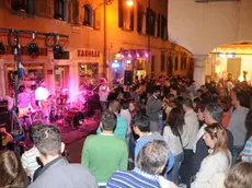 La notte rosa organizzata da Belluno la notte per festeggiare il passagio del giro d'Italia in città - l concerto dei Jpm all'Osteria Rialto in piazza delle Erbe