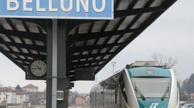 Belluno, 10 dicembre 2007. Alla stazione di Belluno arriva il nuovo servizio navetta di trenitalia Il Minuetto