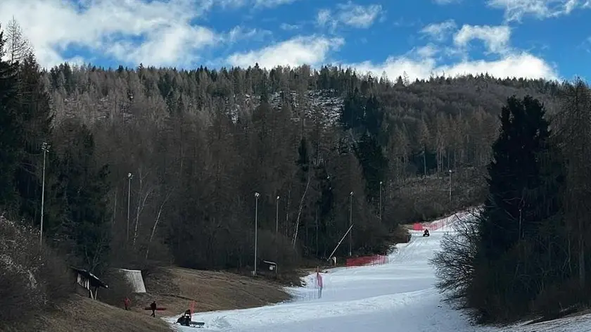 L’unica pista da sci aperta sul Nevegal, a Belluno: la neve è solo quella artificiale