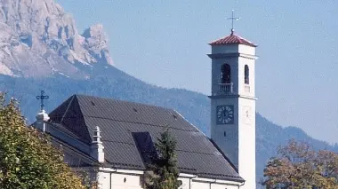 Don Vincenzo Da Ronch è stato per parecchi anni parroco della chiesa di Rivamonte, nella foto in alto