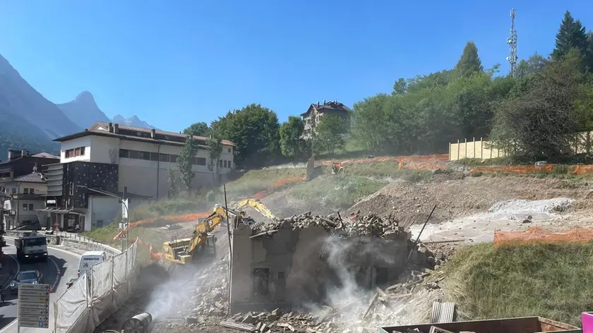 L'abbattimento della casa vicina al municipio di Valle