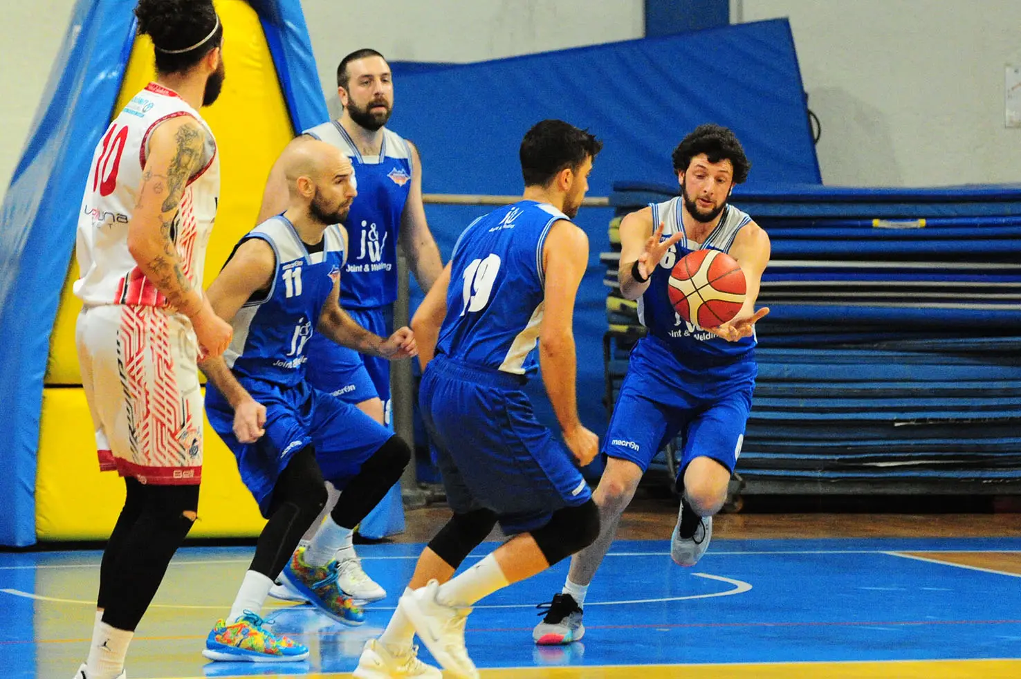 Rivincita dopo la gara di andata. Il Feltre Joint and Welding ha vinto il derby in casa del Valbelluna Veneta 21.