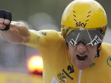 epa03313456 Sky procycling team rider Bradley Wiggins of Britain celebrates after winning the 19th stage, an individual time trial, of the Tour de France 2012 cycling race between Bonneval and Chartres, France, 21 July 2012. EPA/GUILLAUME HORCAJUELO