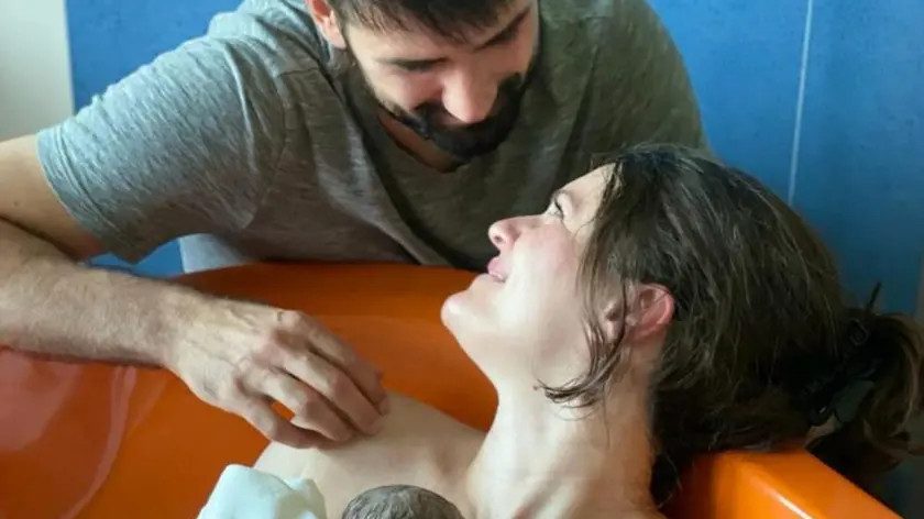 Mamma Elisa e papà Nicola con la piccola Beatrice appena nata