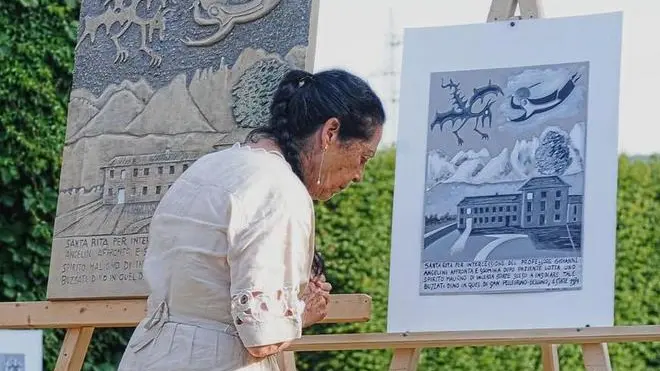 A quarantanni dalla morte di Dino Buzzati viene presentata una serie di iniziative commemorative. Almerina Buzzati guarda i Boozzetti ispirati alle opere di suo marito eseguiti dagli studenti di Limana