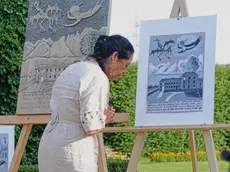 A quarantanni dalla morte di Dino Buzzati viene presentata una serie di iniziative commemorative. Almerina Buzzati guarda i Boozzetti ispirati alle opere di suo marito eseguiti dagli studenti di Limana