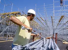 LAVORI EDILI, CANTIERE OPERAIO CON CASCHETTO