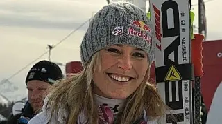 Un bel sorriso dell’affascinante sciatrice statunitense Lindsey Vonn, vincitrice del superG di Cortina d’Ampezzo A sinistra un tifoso che inneggia al comune di Calalzo di Cadore