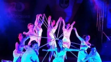 Qui sopra il Bulgarian national ballet theatre” che proporrà un doppio spettacolo a fine anno a Belluno e a Cortina In alto i “Nomadi”