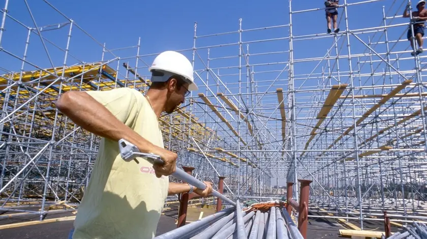 LAVORI EDILI, CANTIERE OPERAIO CON CASCHETTO