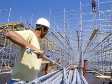 LAVORI EDILI, CANTIERE OPERAIO CON CASCHETTO