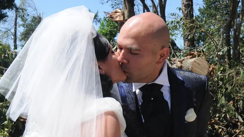 Gli sposi Vincenzo e Naomi: il loro matrimonio è un simbolo di speranza