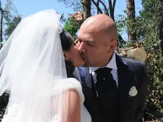 Gli sposi Vincenzo e Naomi: il loro matrimonio è un simbolo di speranza