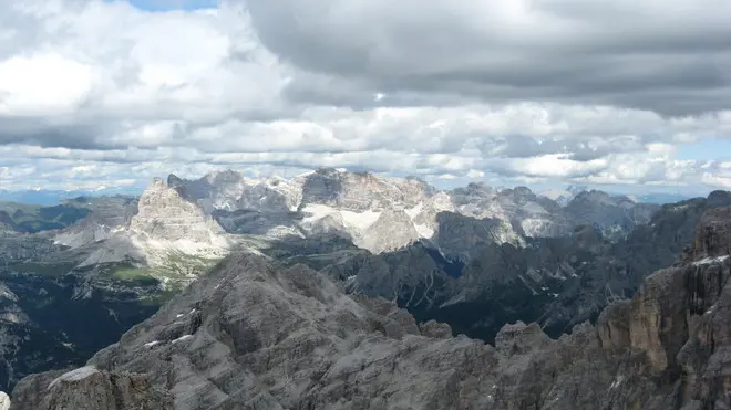 Una veduta panoramica sulle Tofane da Monte Cristallo, Dolomiti, Cortina D?Ampezzo (Belluno). L'agenzia del demanio mette nero su bianco la lista dei beni dei quali gli enti locali possono fare richiesta in base al federalismo demaniale. Si va dalle Tofane al Sorapis, dalla montagna dei 'Set Sass' Val Parola nel Col di Lana alla 'Croda del Becco' a Cortina, dall'Alpe Faloria alla Croda Rossa-Monte Cristallo sempre nelle vicinanze della valle Ampezzana. (Foto Rosanna Di Bartolomeo/DBA)