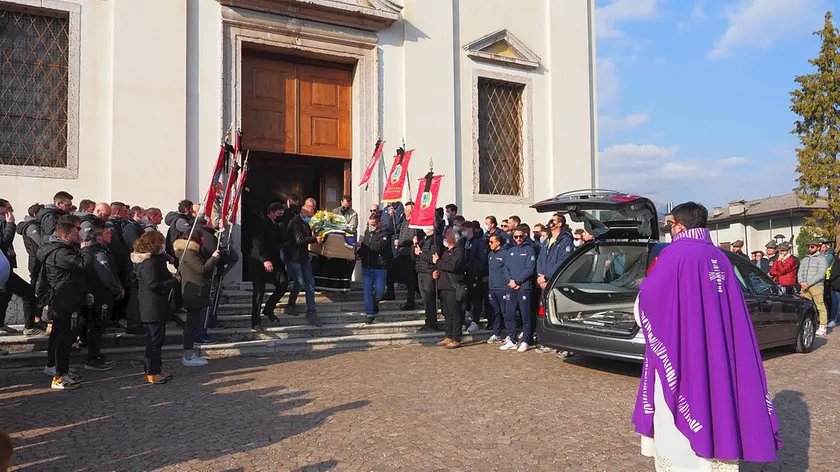 L'uscita del feretro di Mauro Siragna dopo il rito funebre nella chiesa di Pedavena