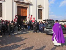 L'uscita del feretro di Mauro Siragna dopo il rito funebre nella chiesa di Pedavena