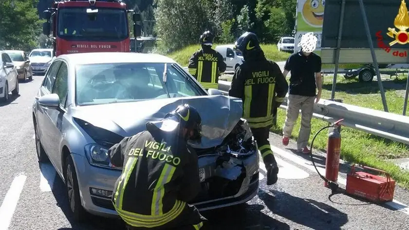 Una delle auto coinvolte nell'incidente (foto cortesia vigili del fuoco)