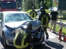 Una delle auto coinvolte nell'incidente (foto cortesia vigili del fuoco)