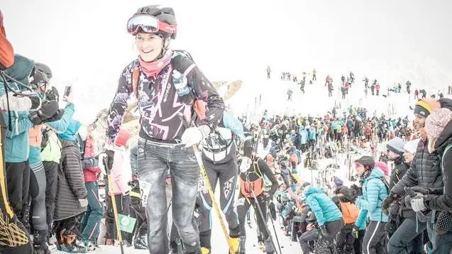 Martina Valmassoi all’arrivo della Pierra Menta fra un’ala di tifosi (Credit Philipp Reiter)