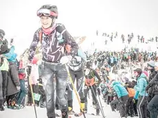 Martina Valmassoi all’arrivo della Pierra Menta fra un’ala di tifosi (Credit Philipp Reiter)